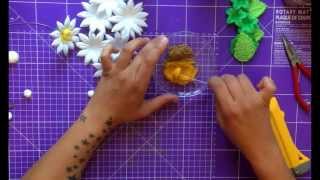 COMO HACER FLORES CON GOMA EVA MARGARITAS GIRASOLES Y CRISANTEMOS [upl. by Lenoel]